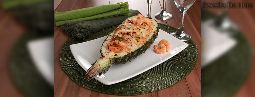 Arroz de camarão no abacaxi